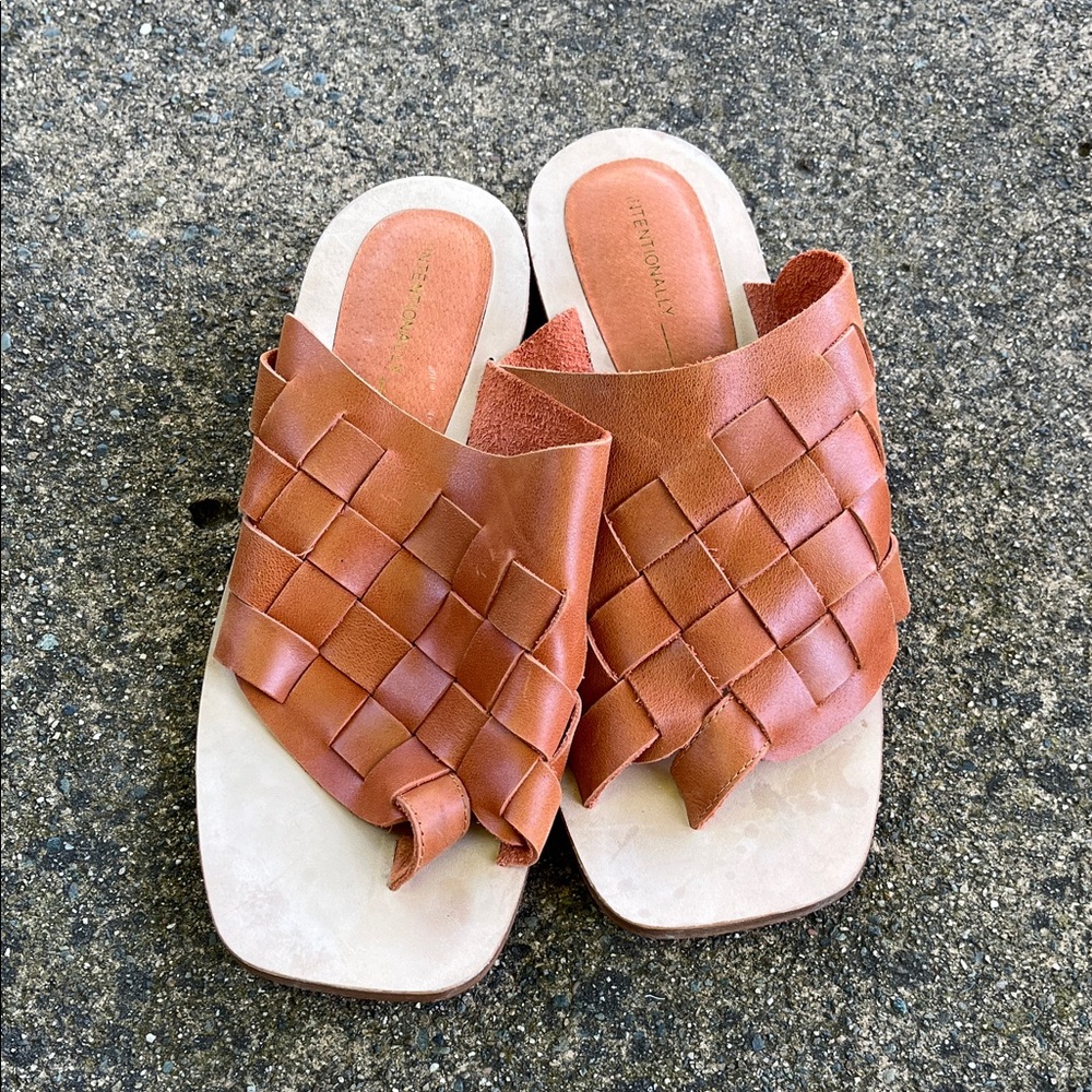 Intentionally Blank Kelly Woven Sandals sz8